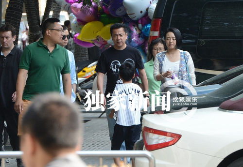 獨家直擊 王中磊攜妻兒溫馨出行，夫妻恩愛牽手，兒子活潑盡顯童真